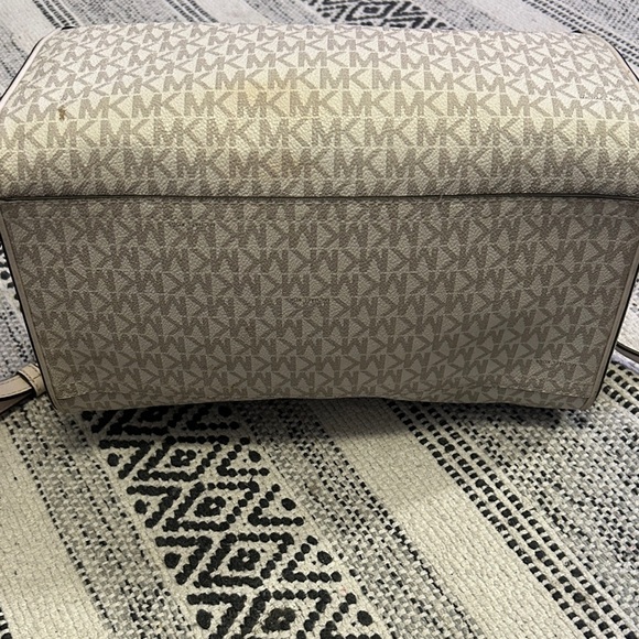 Michael Kors Monogram White and Cream duffel crossbody - Picture 3 of 5